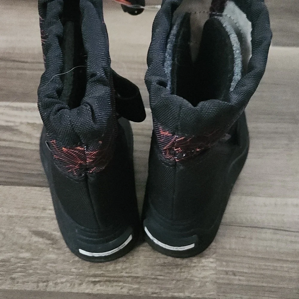Columbia Snowboots Black and Red Size 8 Unisex! New!